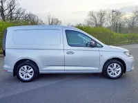 Używany VW Caddy Pro 102 KM (75 kW) 2023 Srebrny Minivan