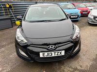 Begagnad Hyundai i30 Classic 100 HK (73 kW) 2013 Svart Halvkombi