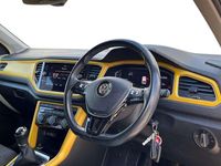 Usado VW T-Roc Design 150 HP (110 kW) 2018 Amarelo SUV