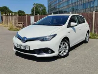 Used Toyota Auris Hybrid Business Edition 136 HP (100 kW) 2017 White Hatchback