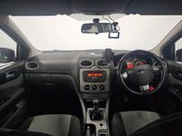Begagnad Ford Focus Zetec 2010 Svart Halvkombi