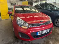 Używany Kia Rio 2015 Czerwony Hatchback
