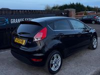 Usado Ford Fiesta Zetec 125 HP (91 kW) 2013 Preto Citadino