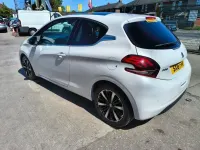 Second-hand Peugeot 208 Allure 82 CP (60 kW) 2016 Alb Hatchback