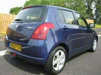 Begagnad Suzuki Swift 2005 Halvkombi