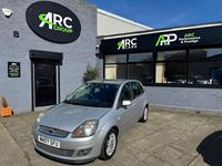Usado Ford Fiesta Ghia 100 HP (73 kW) 2007 Prateado Citadino