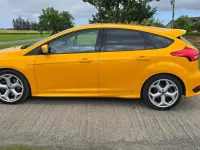 Used Ford Focus ST 250 HP (183 kW) 2015 Yellow Hatchback