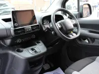 Begagnad Citroën e-Berlingo Feel 100 kW (136 HK) 2023 Svart Minibuss