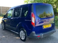 Usado Ford Tourneo Connect Zetec 120 HP (88 kW) 2017 Azul Monovolume