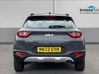 Usado Kia Stonic 99 CV (72 kW) 2022 Gris SUV