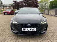 Usado Ford Focus ST-Line 125 CV (91 kW) 2023 Negro Utilitario