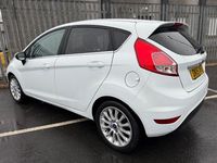 Usado Ford Fiesta Titanium X 95 CV (69 kW) 2015 Blanco Utilitario