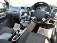 Begagnad Ford Focus Titanium 2011 Blå Halvkombi