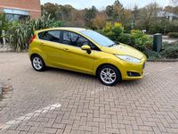 Usado Ford Fiesta Zetec 100 HP (73 kW) 2015 Amarelo Citadino
