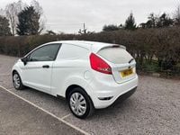 Used Ford Fiesta 70 HP (51 kW) 2011 White Hatchback