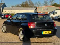Begagnad BMW 120 2011 Svart Halvkombi