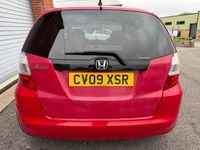 Begagnad Honda Jazz EX 100 HK (73 kW) 2009 Röd Halvkombi