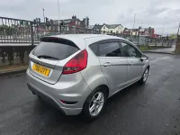 Usado Ford Fiesta Zetec 70 HP (51 kW) 2012 Prateado Citadino