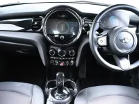 Begagnad Mini Cooper Classic 134 HK (98 kW) 2023 Blå Halvkombi