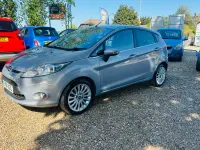 Begagnad Ford Fiesta Titanium 70 HK (51 kW) 2011 Silver Halvkombi