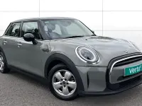 Usado Mini Cooper Classic 136 HP (100 kW) 2022 Cinzento Citadino