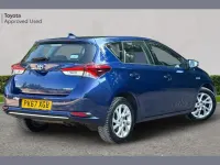 Used Toyota Auris Hybrid 134 HP (98 kW) 2017 Blue Hatchback