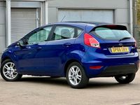 Begagnad Ford Fiesta Zetec 2016 Blå Halvkombi