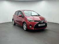 Used Toyota Yaris 100 HP (73 kW) 2016 Red Hatchback