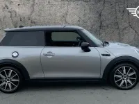Używany Mini Cooper S Classic 176 KM (129 kW) 2022 Srebrny Hatchback