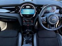 Usado Mini Cooper Hatch 134 HP (98 kW) 2023 Cinzento Citadino