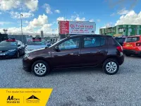 Usado Dacia Sandero Ambiance 75 HP (55 kW) 2016 Castanho Citadino