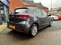 Usado Kia Rio 98 CV (72 kW) 2017 Gris Utilitario