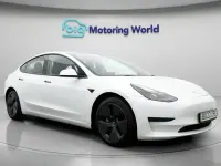 Używany Tesla Model 3 Standard Range Plus 222 kW (302 KM) 2021 Biały Sedan/Limuzyna