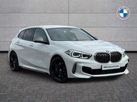 Begagnad BMW M135 Shadowline 302 HK (222 kW) 2024 Vit Halvkombi
