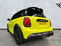 Begagnad Mini John Cooper Works Hatch 228 HK (167 kW) 2023 Gul Halvkombi