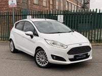 Used Ford Fiesta Titanium 95 HP (69 kW) 2014 Yellow Hatchback