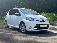 Usado Toyota Aygo 68 HP (50 kW) 2012 Branco Citadino