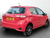 Używany Toyota Yaris 111 KM (81 kW) 2018 Czerwony Hatchback