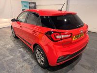 Used Hyundai i20 Premium 100 HP (73 kW) 2018 Red Hatchback