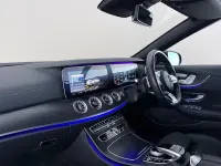 Usado Mercedes E220 AMG line 194 HP (142 kW) 2019 Azul Cabrios