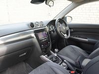 Second-hand Suzuki Vitara SZ5 2022 Alb SUV