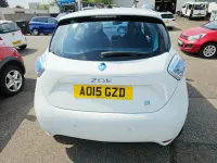 Used Renault Zoe Dynamique 64 kW (88 HP) 2015 White Hatchback