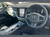 Usado Volvo XC60 Plus 197 HP (144 kW) 2023 Cinzento SUV