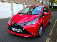 Usado Toyota Aygo X-play 69 CV (50 kW) 2015 Rojo Utilitario