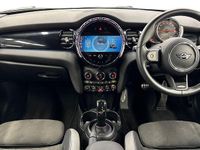 Usado Mini Cooper Hatch 134 CV (98 kW) 2022 Negro Utilitario