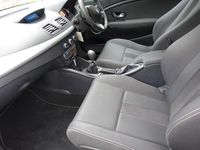 Used Renault Mégane Coupé Dynamique 106 HP (77 kW) 2010 White Coupe