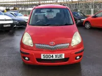 Begagnad Toyota Yaris 85 HK (62 kW) 2004 Röd Halvkombi