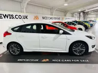 Used Ford Focus ST-Line 125 HP (91 kW) 2017 White Hatchback