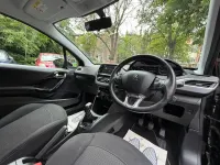 Używany Peugeot 208 2018 Czarny Hatchback