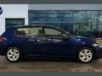 Second-hand VW Golf VIII Life 147 CP (108 kW) 2021 Albastru Hatchback